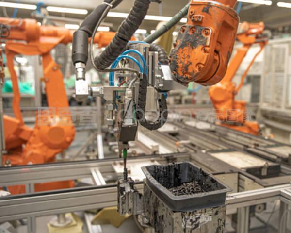 工厂中的自动机械臂代替了人工。